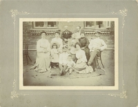Семья возле дома Фотография артикул 3399c.